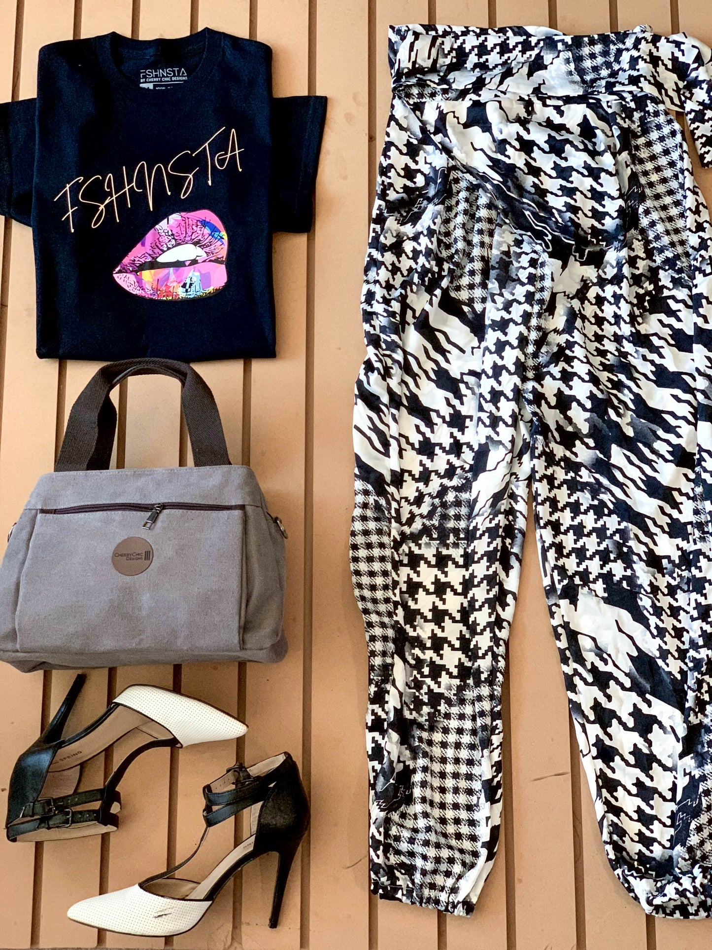 Fshnsta Signature Logo Lips - Unisex Relaxed Fit Tee Black