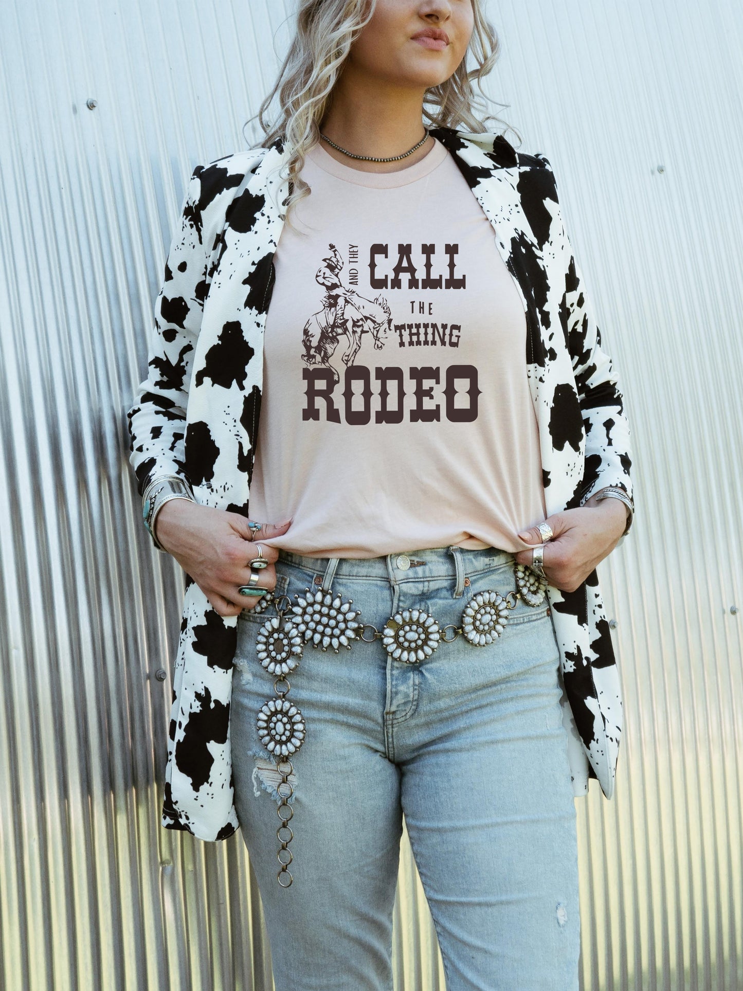 They call it rodeo - Relaxed fit Unisex tee sand