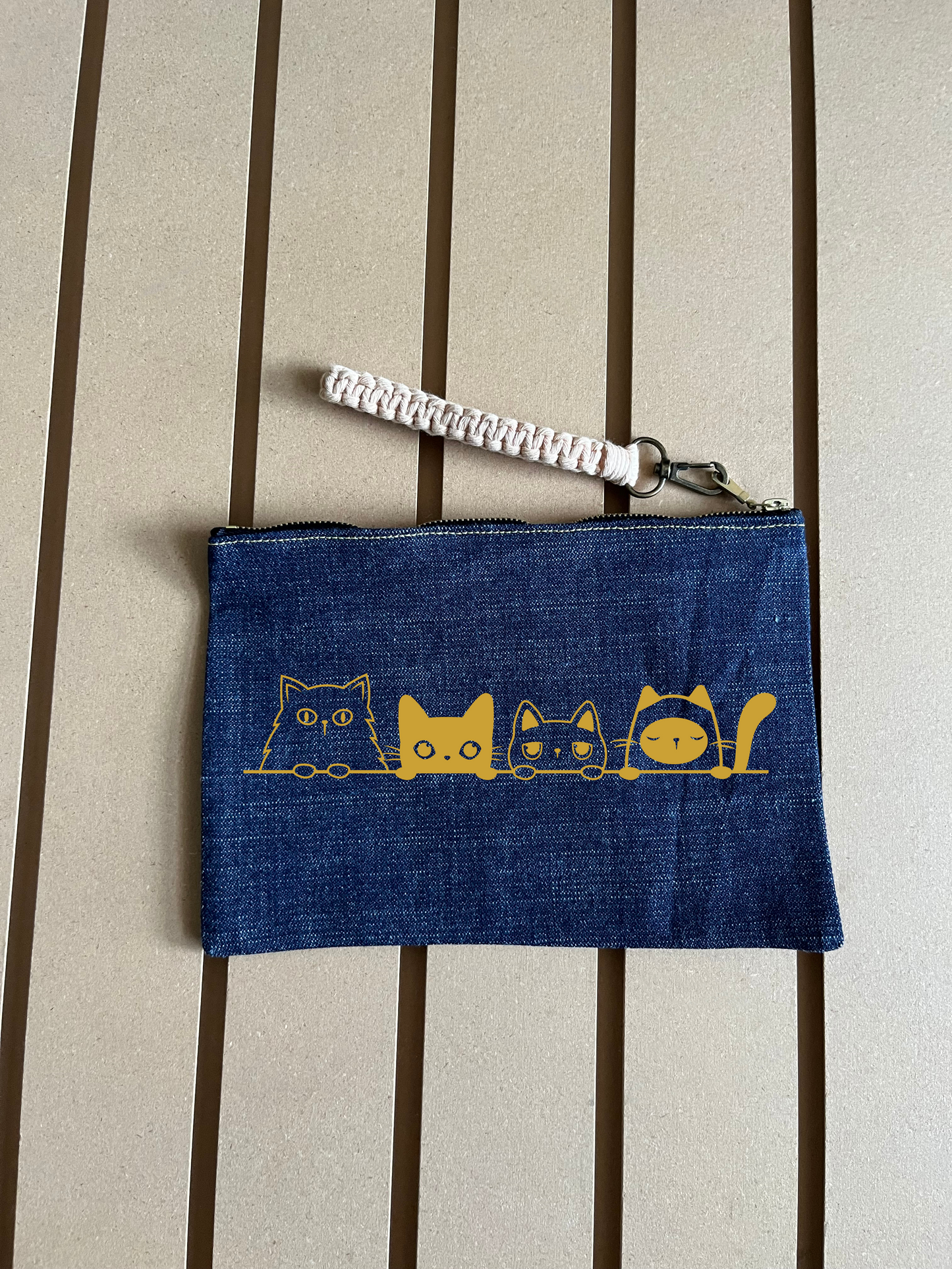 Peeking cats - Colour Pouch