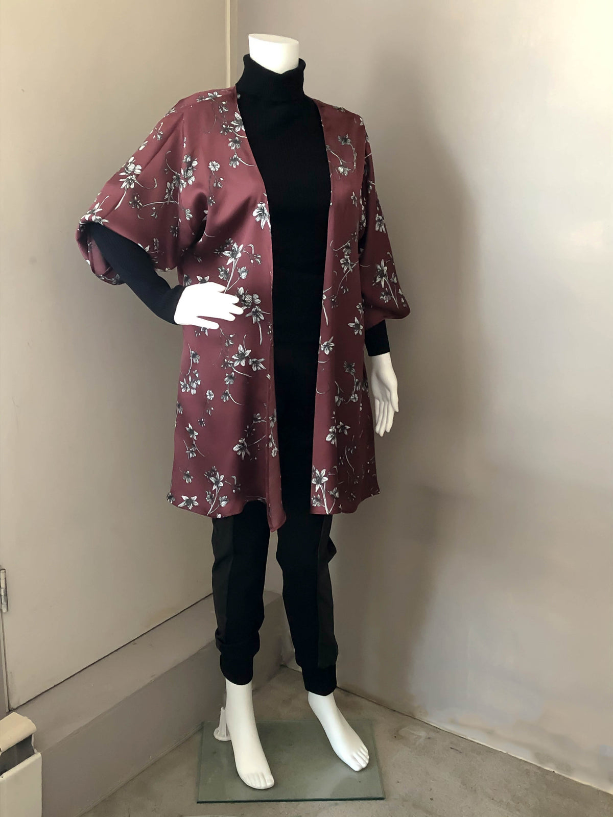 WINE & DINE HI-LOW OPEN FRONT KIMONO - 1/2 LENGTH